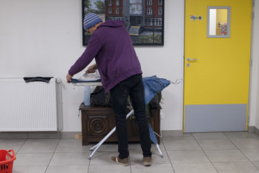 Destinataire repassant ses vêtements